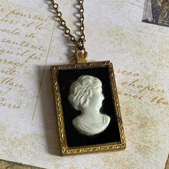 Antique White & Black Cameo Photo Frame Necklace with Photo Lady - Picture 4 of 12